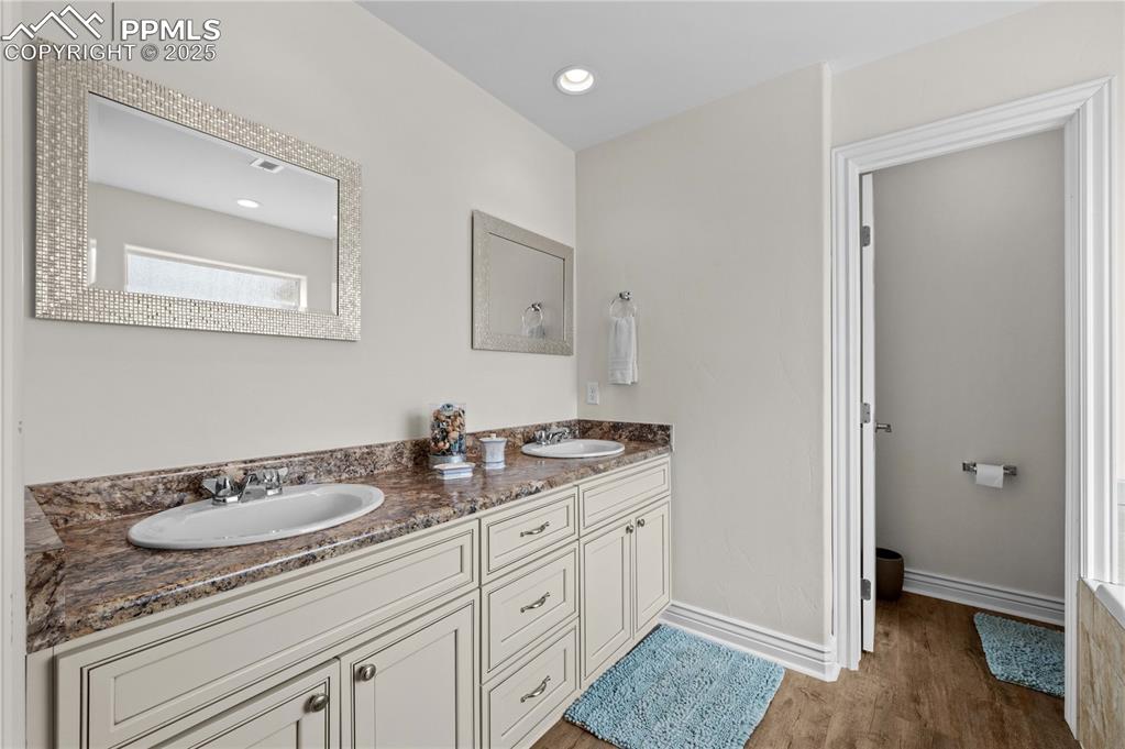 Image 15 of 33: Bathroom