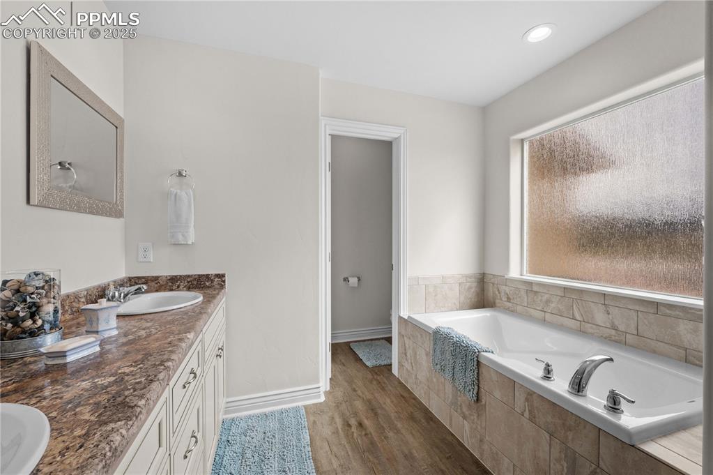 Image 16 of 33: Bathroom