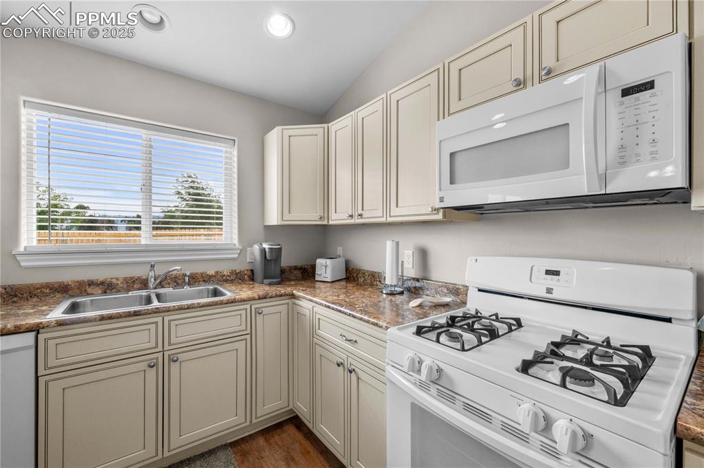 Image 4 of 33: Kitchen