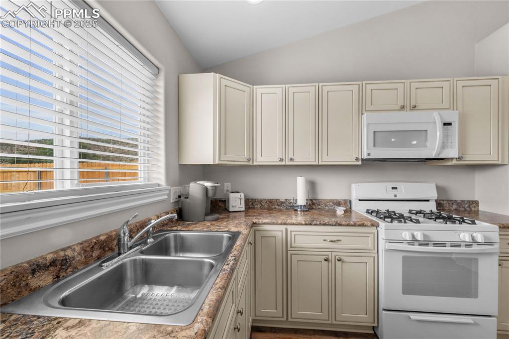 Image 5 of 33: Kitchen