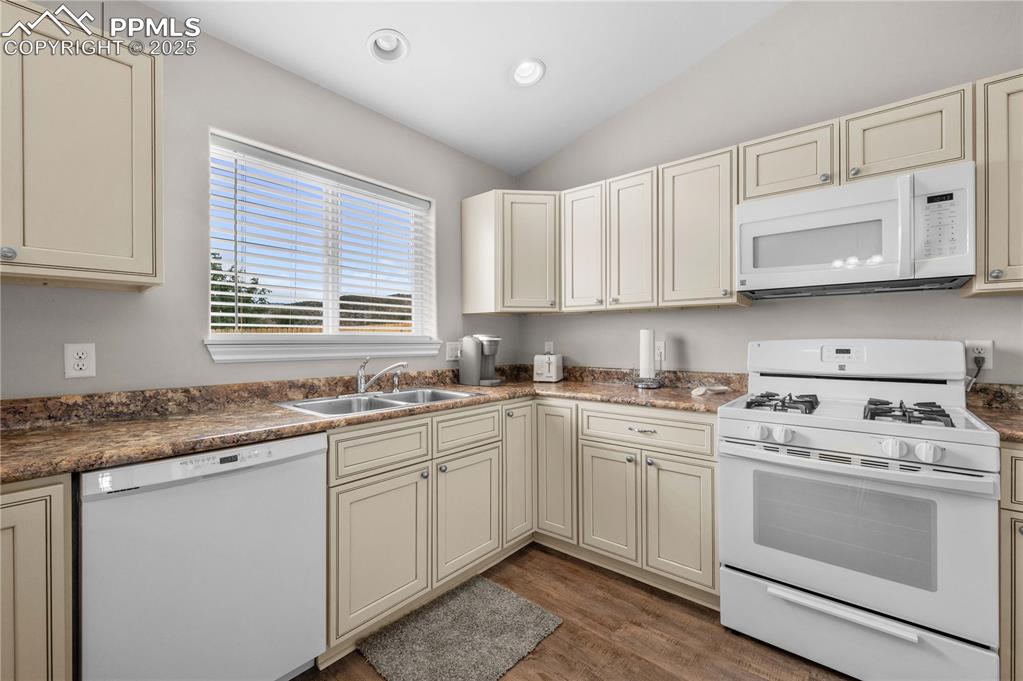 Image 6 of 33: Kitchen