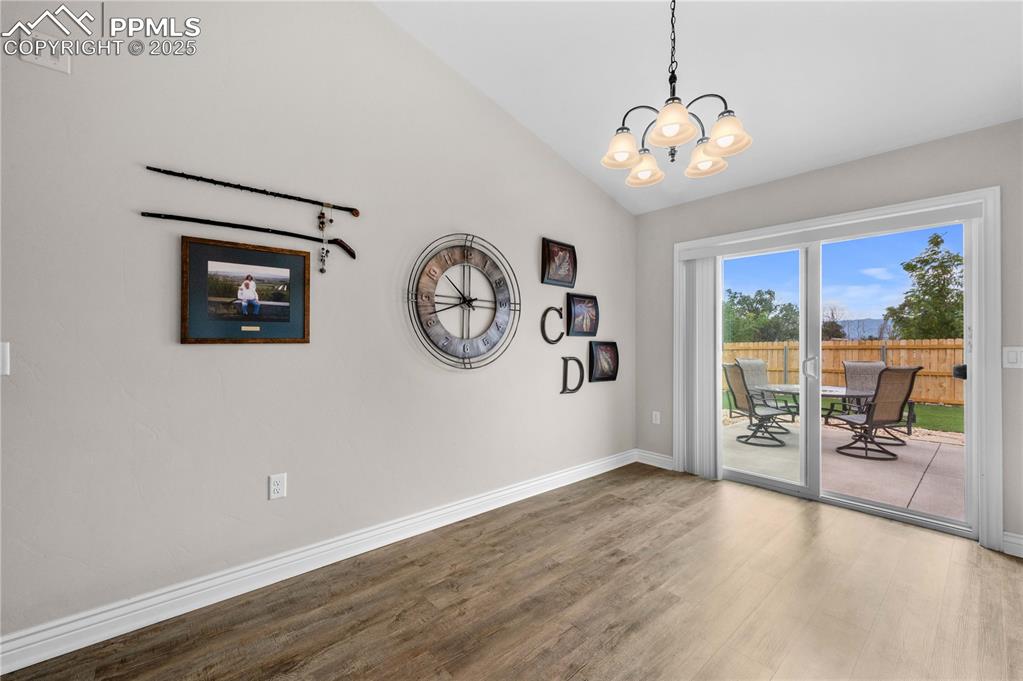 Image 7 of 33: Dining Area