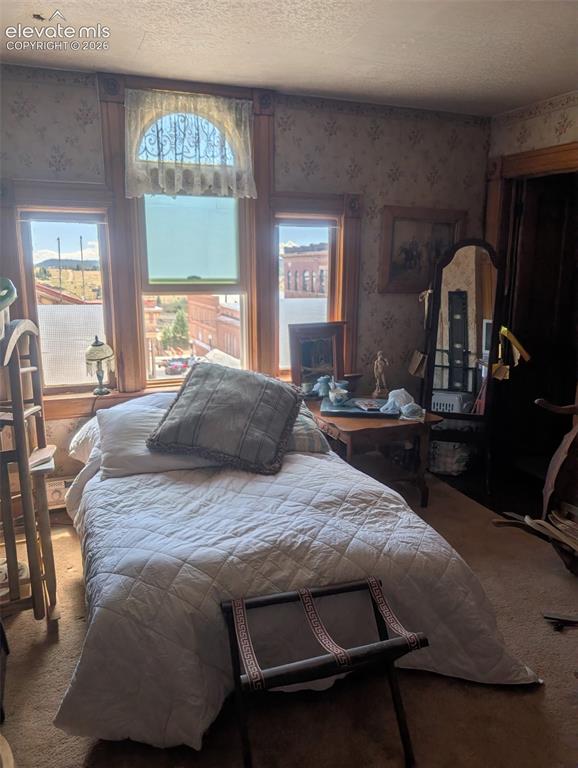 Image 11 of 12: Bedroom
