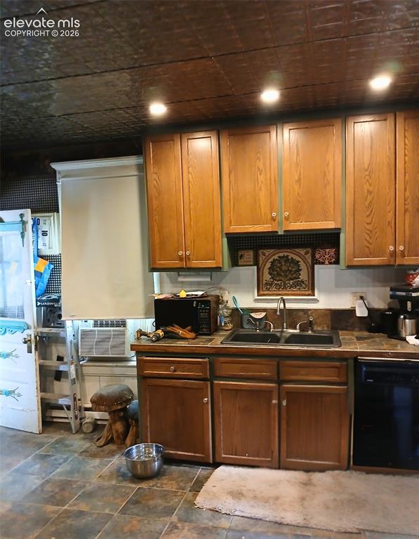 Image 7 of 12: Kitchen