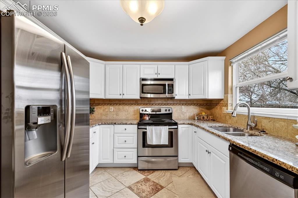 Image 10 of 32: Kitchen