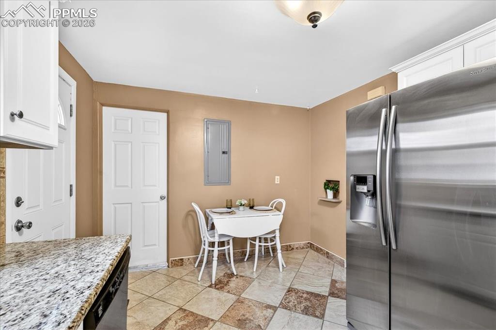 Image 11 of 32: Kitchen