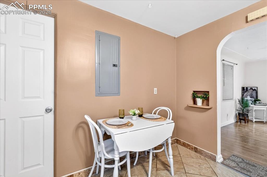 Image 12 of 32: Dining Area