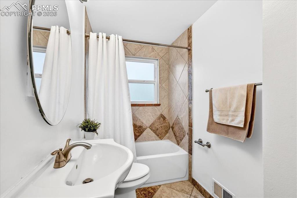 Image 15 of 32: Bathroom