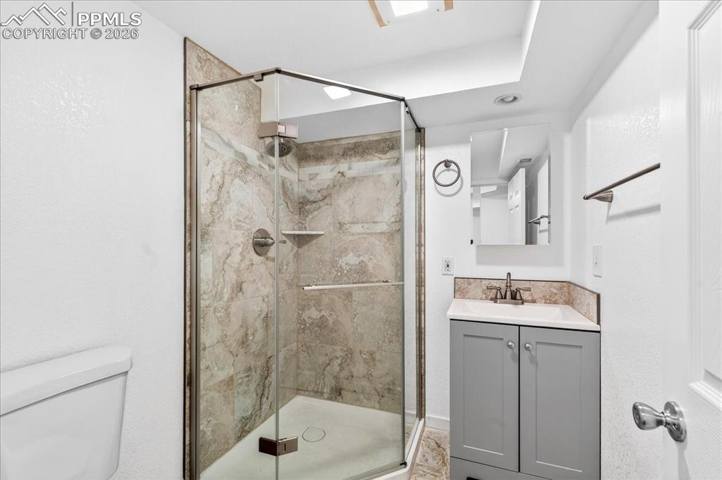 Image 19 of 32: Bathroom