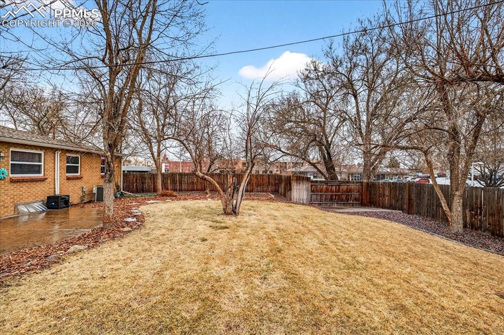 Image 27 of 32: Yard