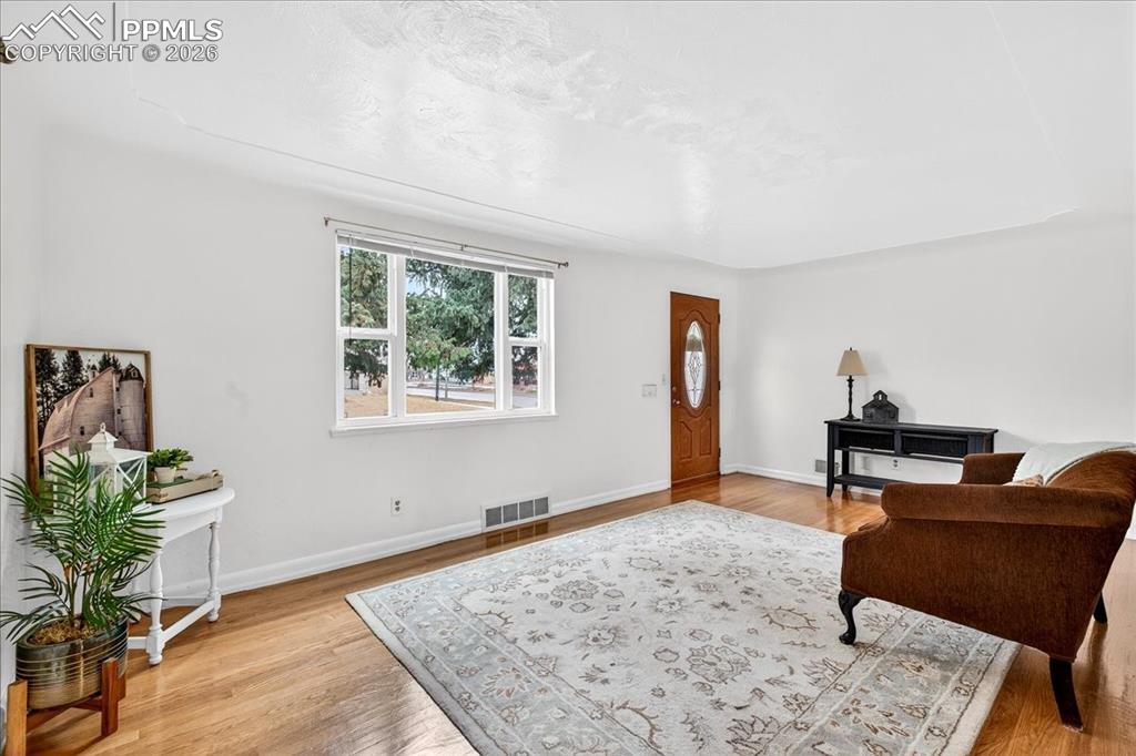 Image 6 of 32: Entry