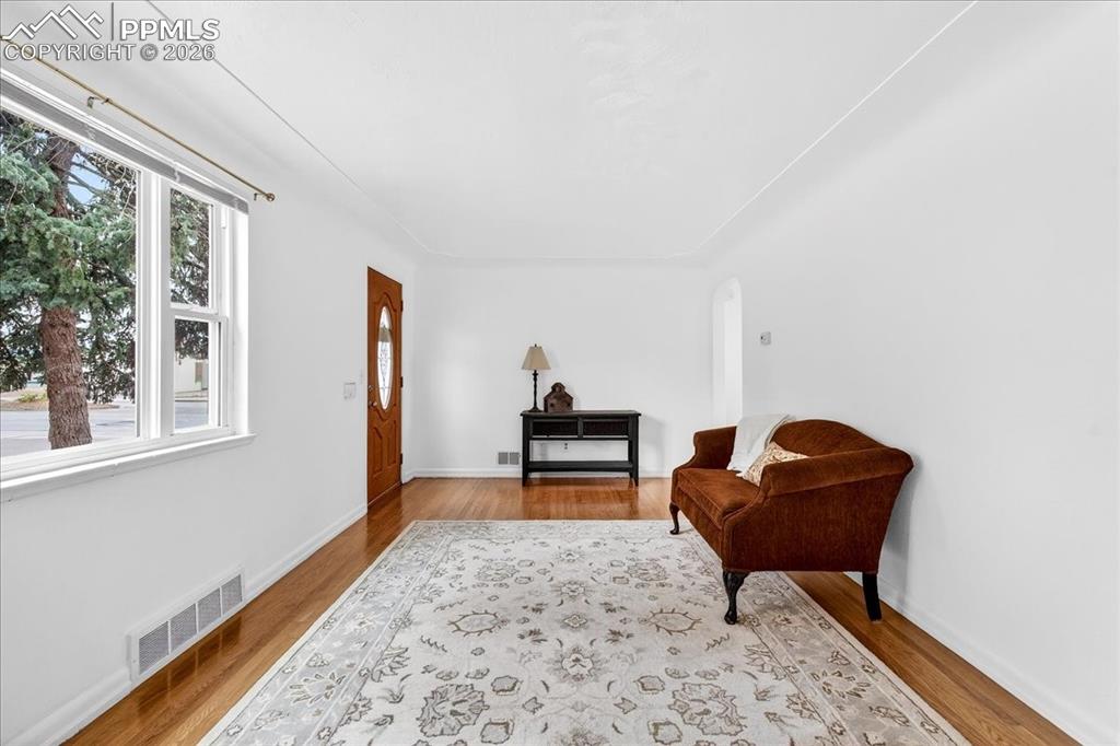 Image 7 of 32: Sitting Room