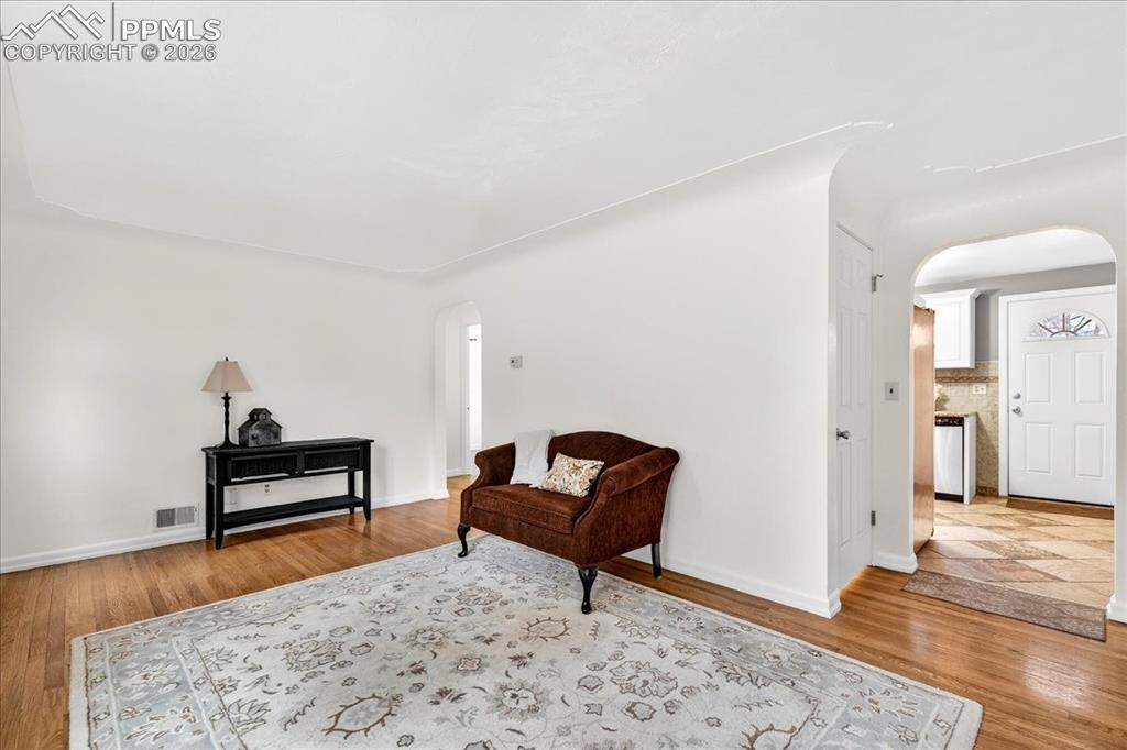 Image 8 of 32: Sitting Room