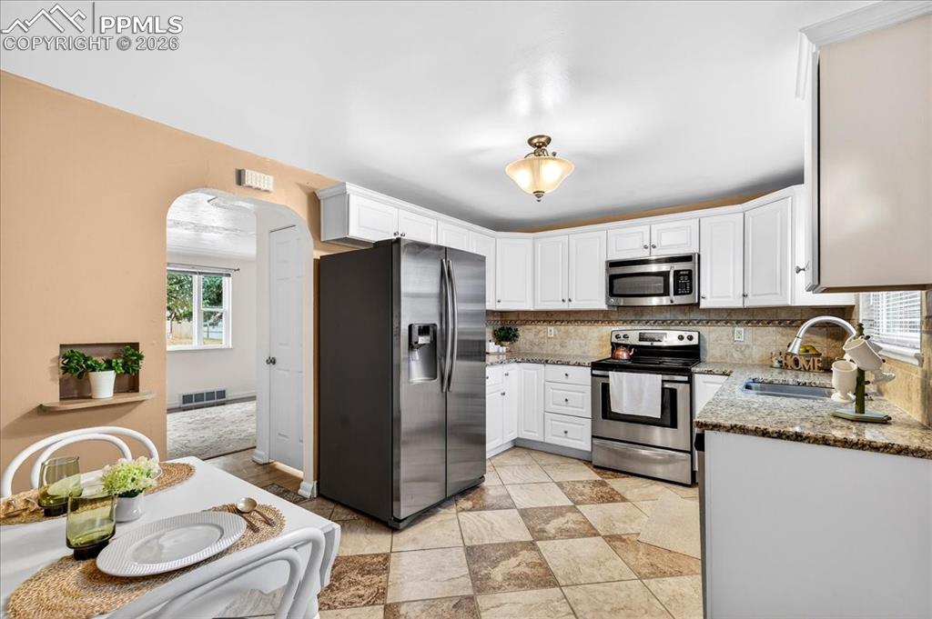 Image 9 of 32: Kitchen