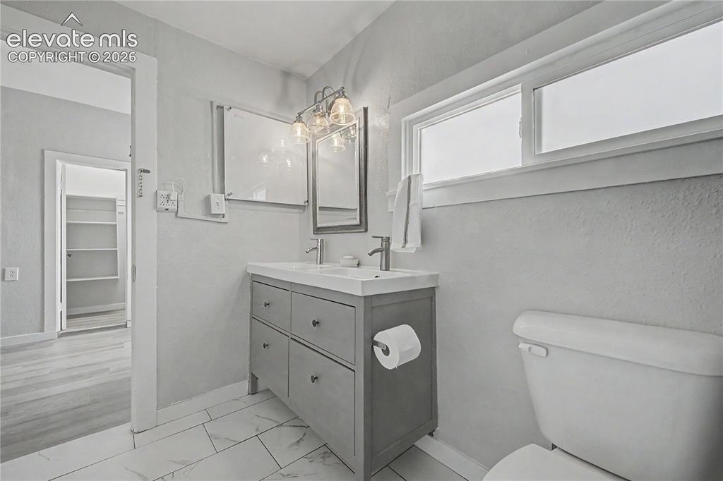 Image 11 of 35: Bathroom