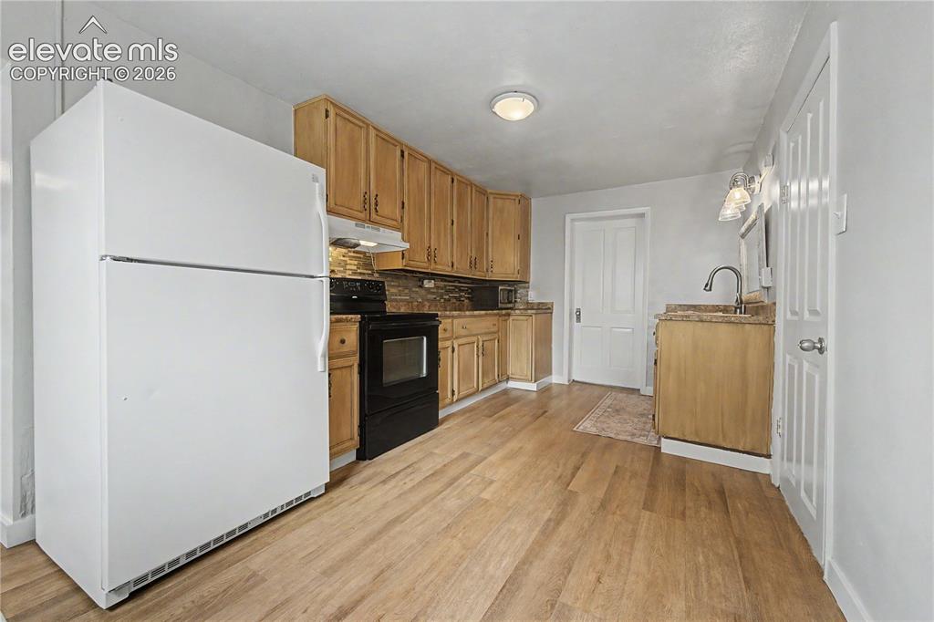 Image 12 of 35: Kitchen