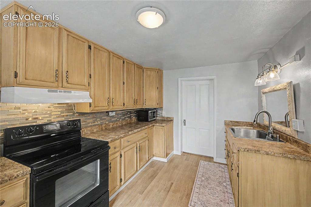 Image 13 of 35: Kitchen