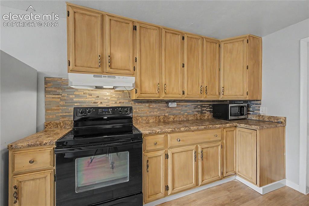 Image 14 of 35: Kitchen