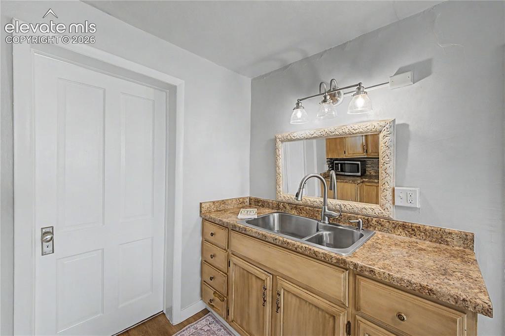 Image 15 of 35: Kitchen