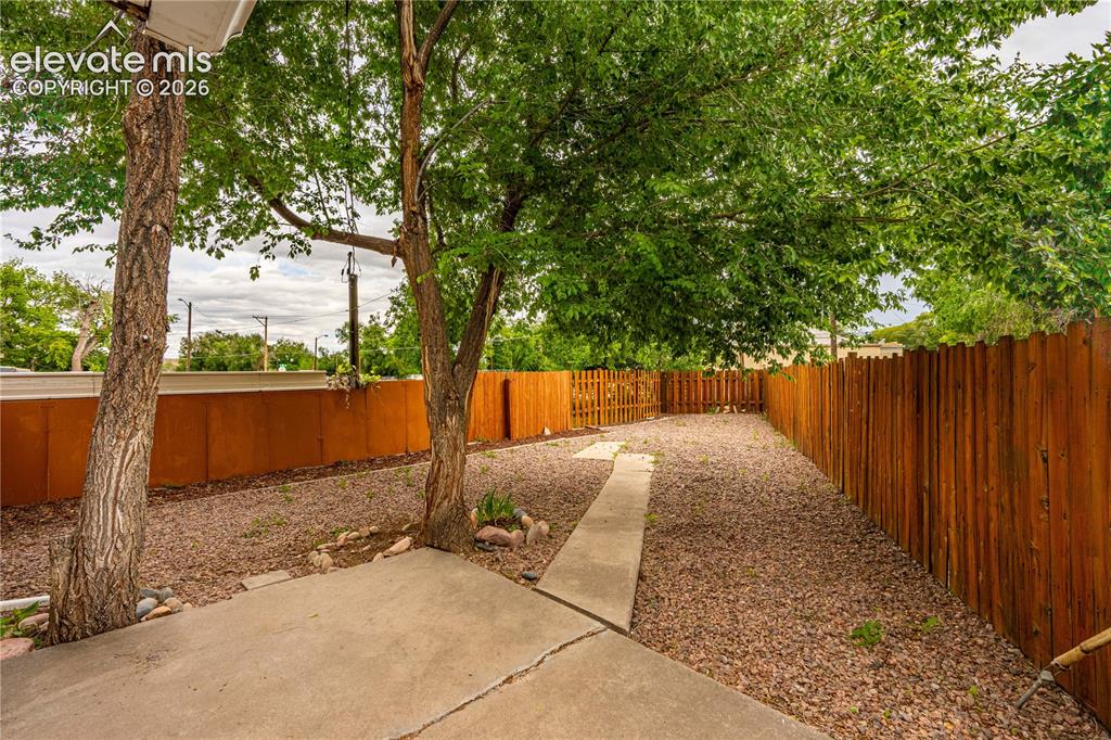 Image 19 of 35: Yard