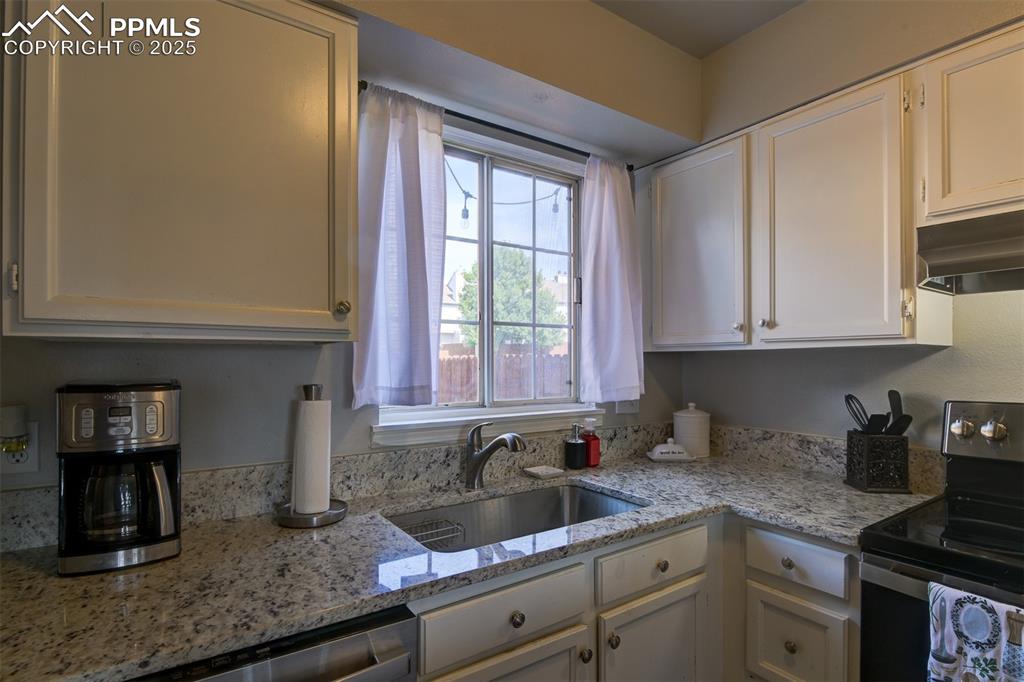 Image 11 of 34: Kitchen