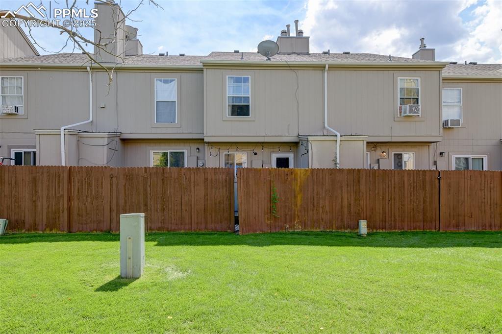 Image 34 of 34: Yard