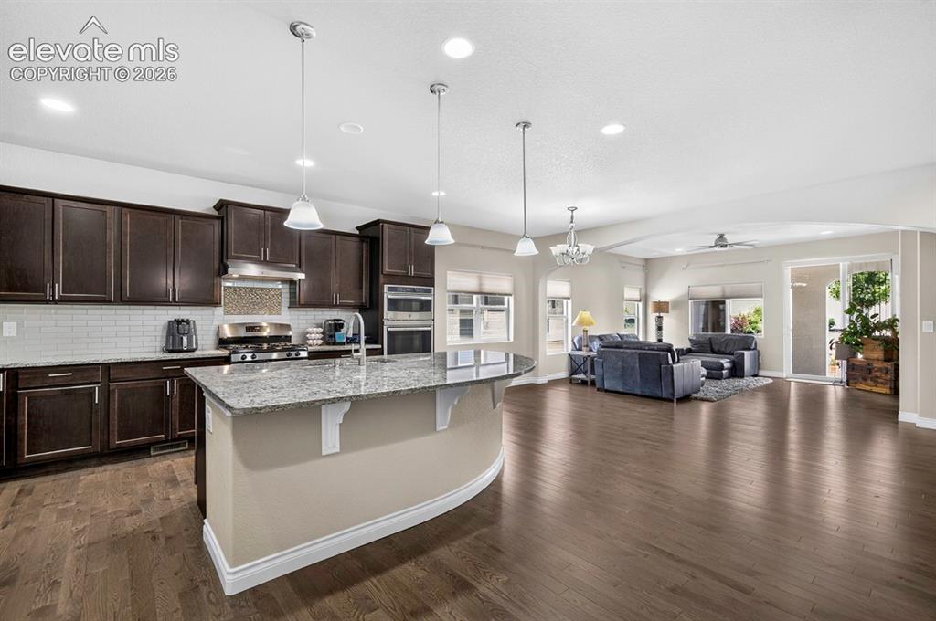 Image 11 of 32: Kitchen