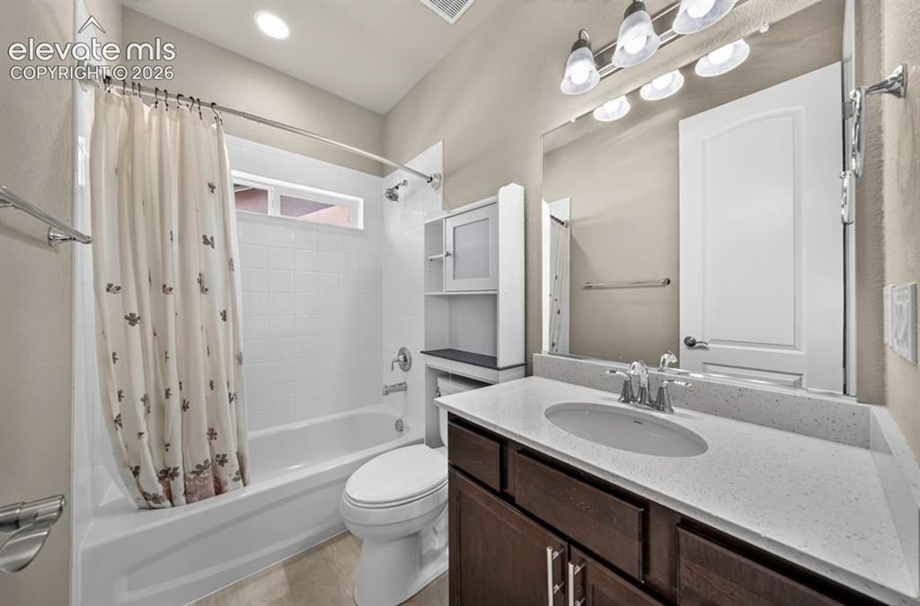 Image 16 of 32: Bathroom