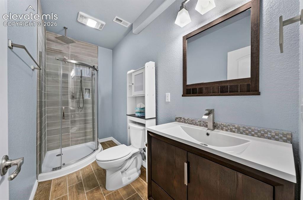 Image 19 of 32: Bathroom
