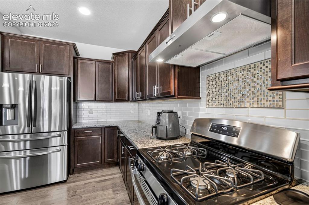 Image 7 of 32: Kitchen
