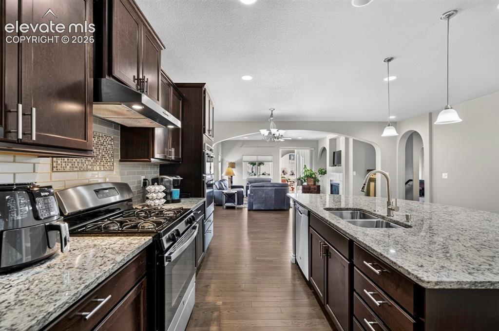 Image 8 of 32: Kitchen