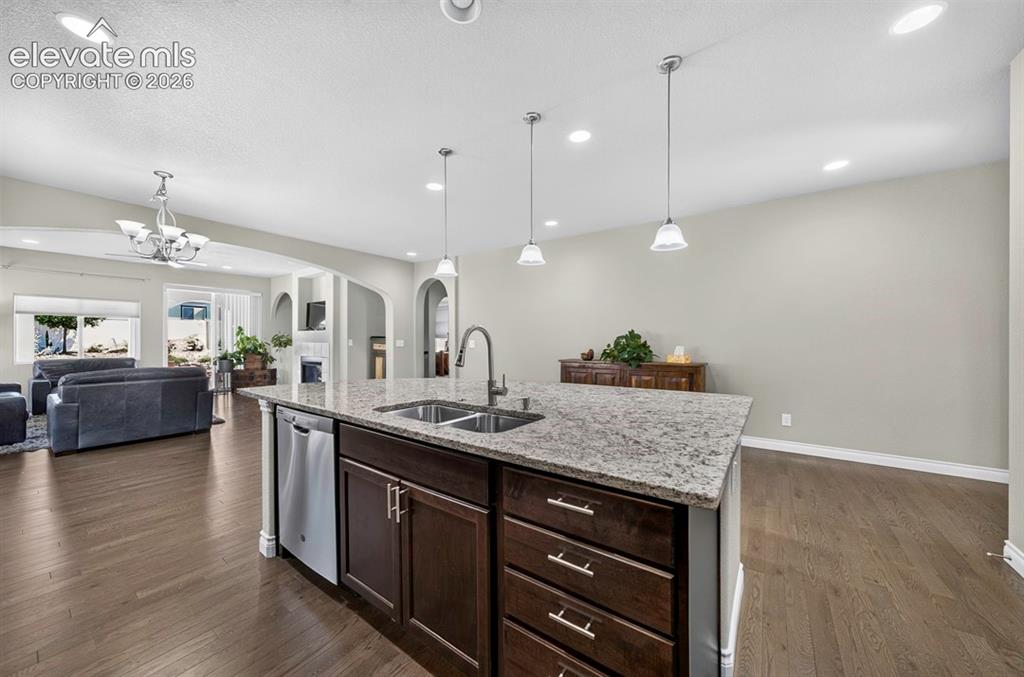 Image 9 of 32: Kitchen