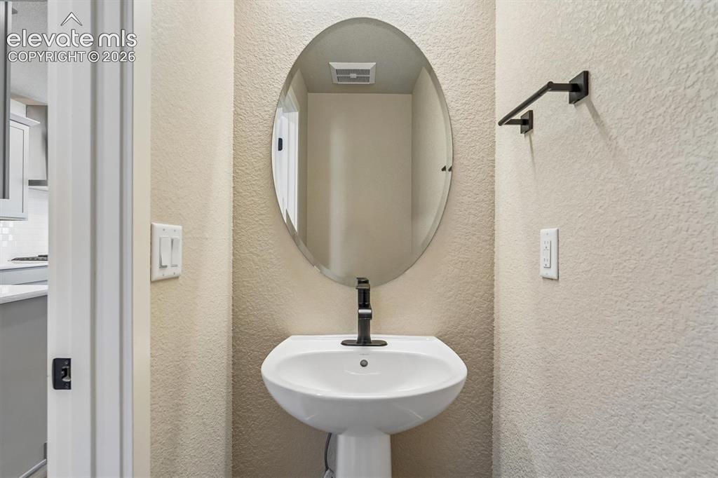 Image 14 of 25: Bathroom