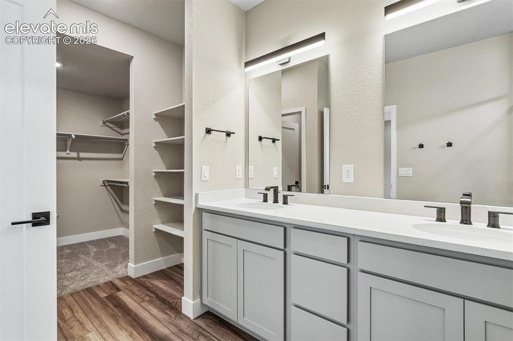 Image 18 of 25: Bathroom