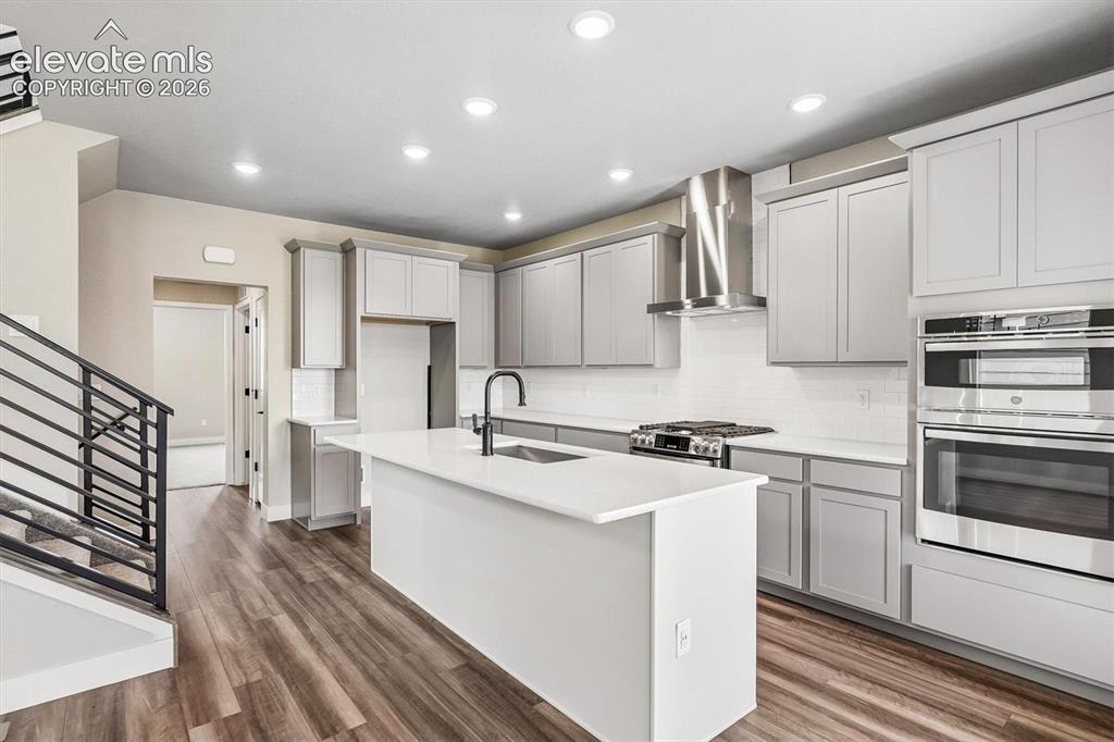 Image 4 of 25: Kitchen