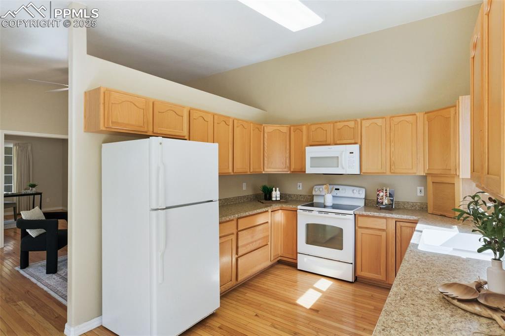 Image 10 of 23: Kitchen