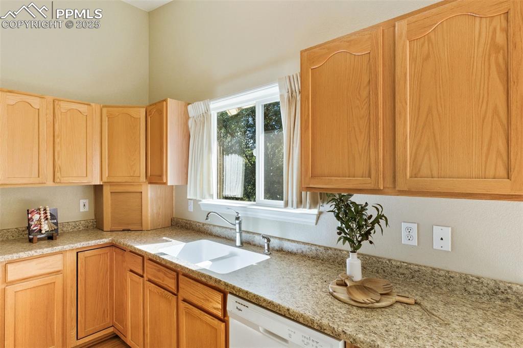 Image 12 of 23: Kitchen