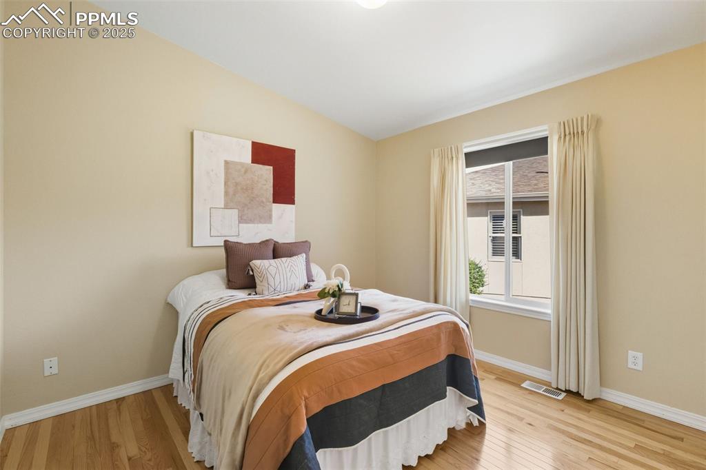 Image 19 of 23: Bedroom