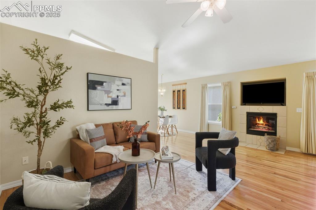 Image 4 of 23: Living Room