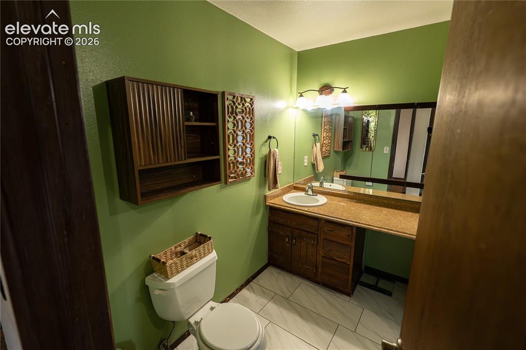 Image 15 of 27: Bathroom