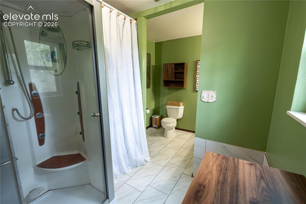 Image 16 of 27: Bathroom