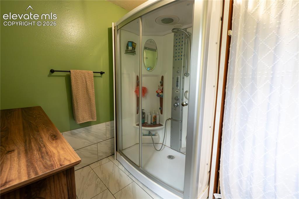 Image 19 of 27: Bathroom