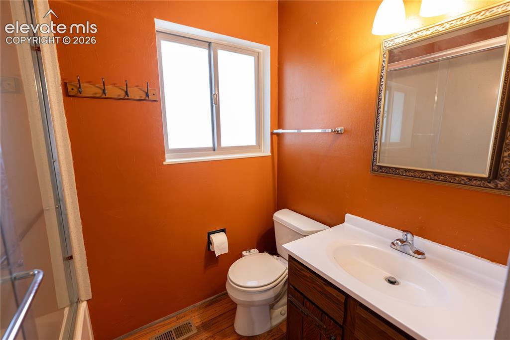 Image 21 of 27: Bathroom