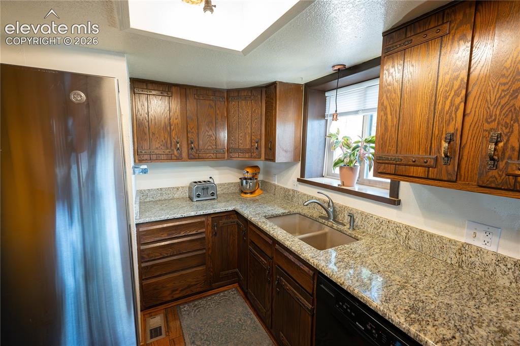 Image 3 of 27: Kitchen