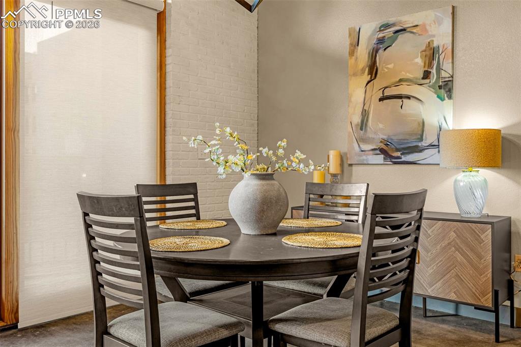 Image 10 of 32: Dining Area