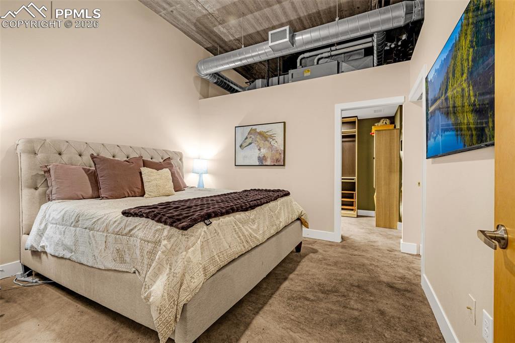 Image 15 of 32: Bedroom