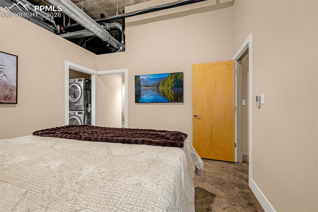 Image 16 of 32: Bedroom