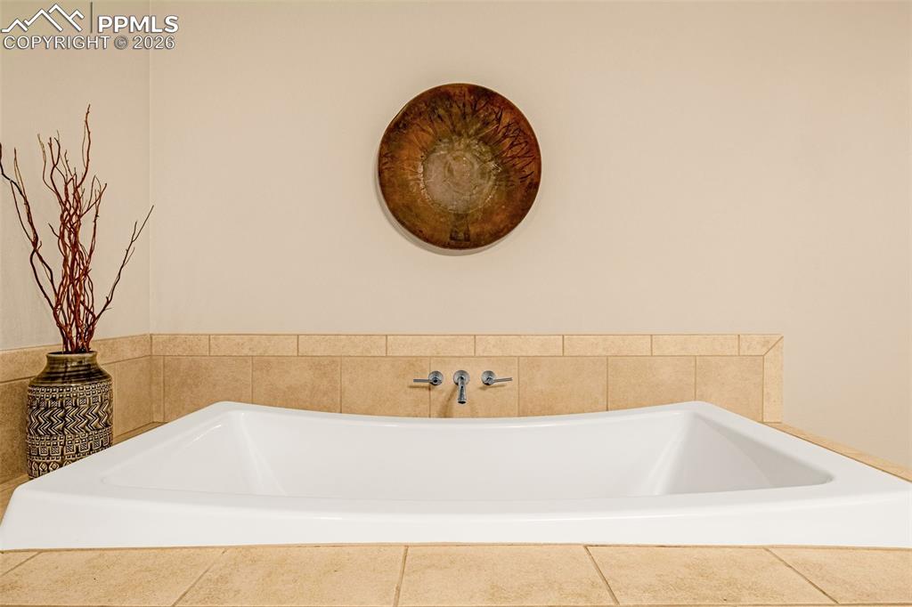 Image 19 of 32: Bathroom