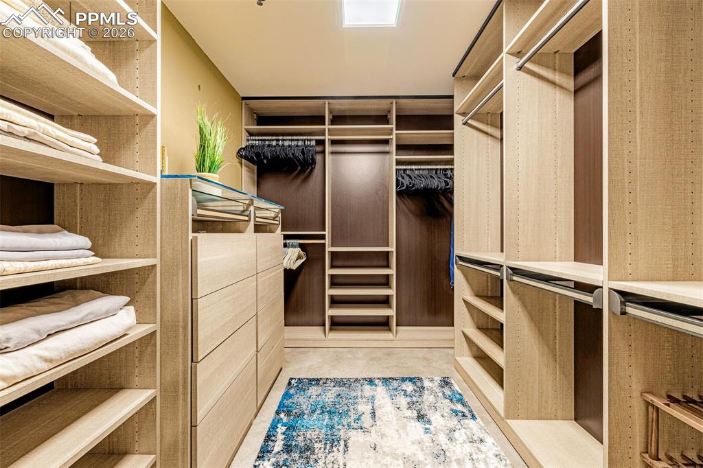 Image 21 of 32: Closet