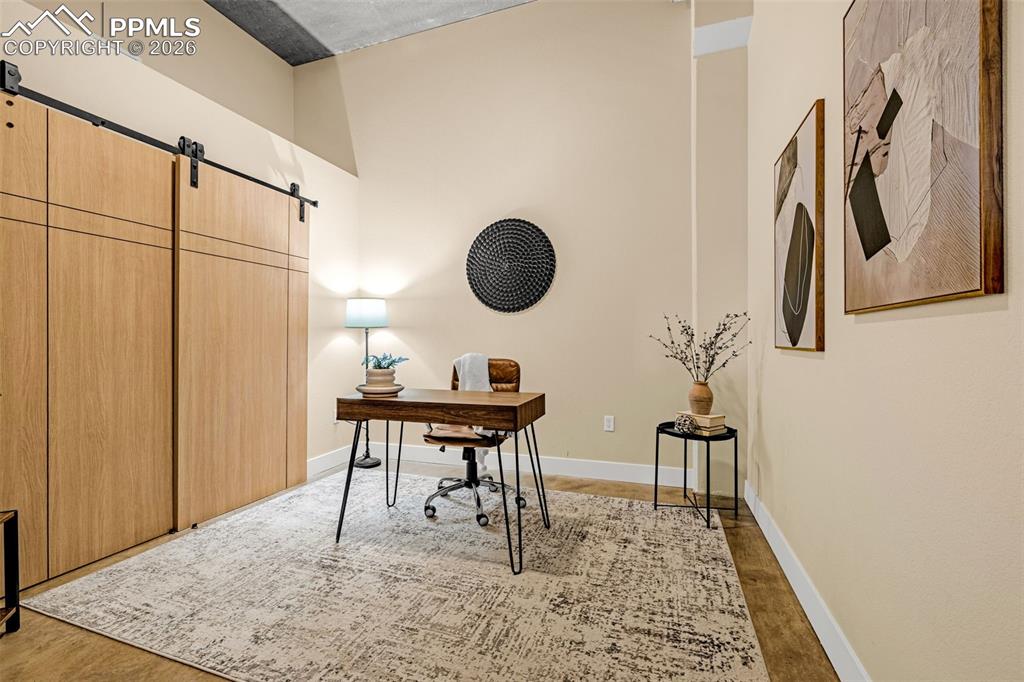 Image 23 of 32: Office